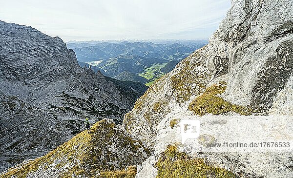 Wanderer blickt in die Ferne  beim Aufstieg zum Mitterhorn  Nuaracher Höhenweg  Loferer Steinberge  Tirol  Österreich  Europa