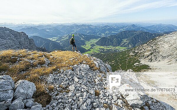 Wanderer blickt in die Ferne  beim Aufstieg zum Mitterhorn  Bergpanorama  Nuaracher Höhenweg  Loferer Steinberge  Tirol  Österreich  Europa