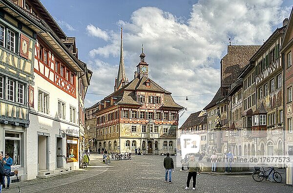 Blick auf das Rathaus mit Springbrunnen am Rathausplatz mit den alten historischen bemalten Häusern  Stein am Rhein  Schaffhausen  Schweiz  Europa