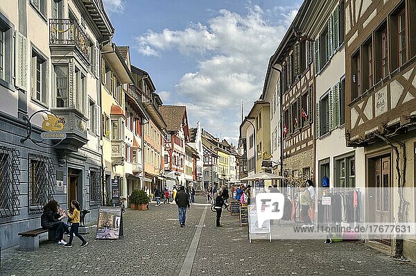 Blick auf den Rathausplatz mit Geschäften und Touristen  alte historische bemalte Häusern  Stein am Rhein  Schaffhausen  Schweiz  Europa