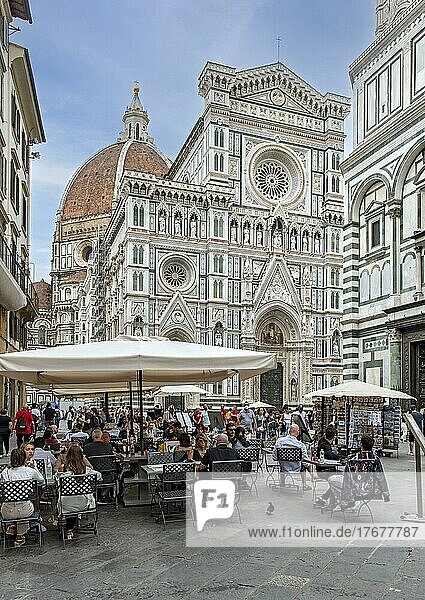 Outdoor restaurant in front of Florence Cathedral  Piazza del Duomo  Firenze  Italy  Europe