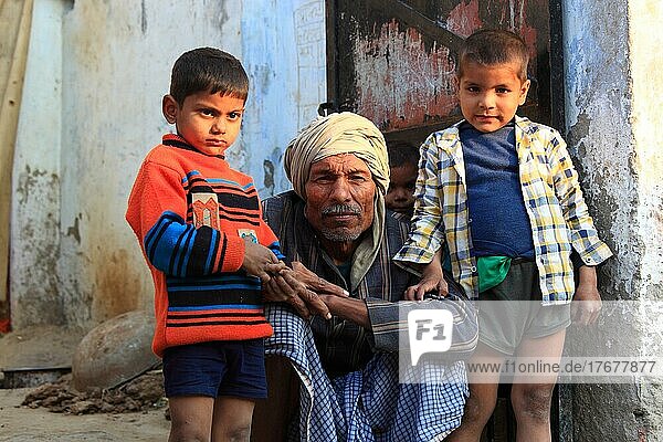 Nordindien  Rajasthan  älterer Mann mit zwei Jungen  Indien  Asien