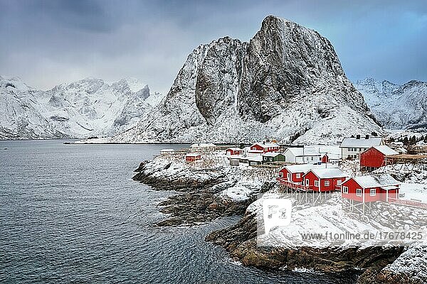 Berühmte Touristenattraktion Hamnoy  Fischerdorf auf den Lofoten  Norwegen  mit roten Rorbu-Häusern im Winter  Europa