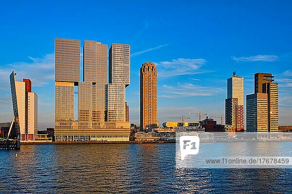 Stadtbild von Rotterdam über der Nieuwe Maas bei Sonnenuntergang. Niederlande