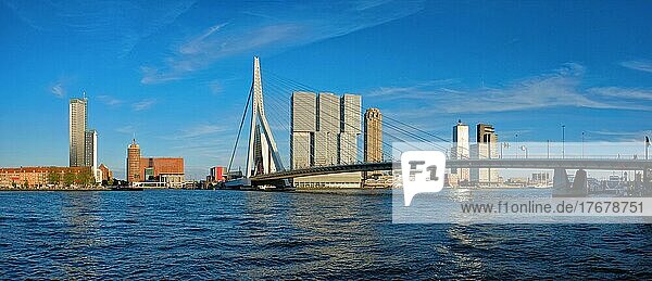 Panorama der Stadt Rotterdam mit Erasmusbrücke über die Nieuwe Maas bei Sonnenuntergang. Niederlande