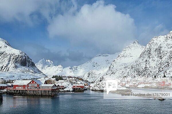 Traditionelles Fischerdorf A auf den Lofoten  Norwegen  mit roten Rorbu-Häusern. Mit Schnee im Winter  Europa