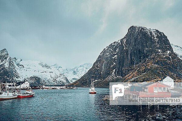 Fischerdorf Hamnoy mit Fischerbooten auf den Lofoten  Norwegen  mit roten Rorbu-Häusern. Mit fallendem Schnee  Europa
