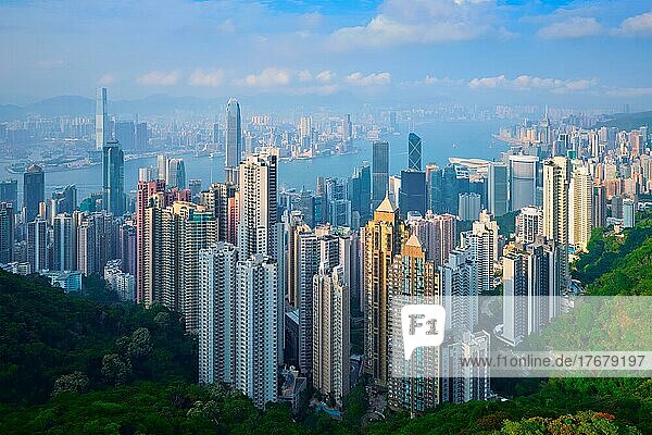 Berühmte Ansicht von Hongkong  Hongkong Wolkenkratzer Skyline Stadtbild Blick von Victoria Peak bei Sonnenuntergang. Hongkong  China  Asien