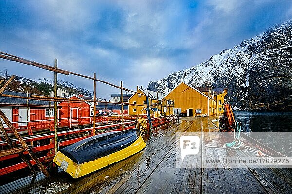 Authentisches Fischerdorf am Nusfjord im Winter mit roten und gelben Rorbu-Häusern. Lofoten Inseln  Norwegen  Europa
