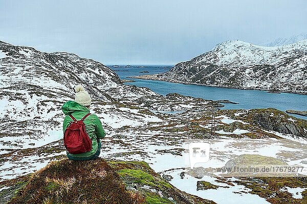 Frau Tourist Reisende genießen einen Blick auf Fjord im Winter. Lofoten Inseln  Norwegen  Europa