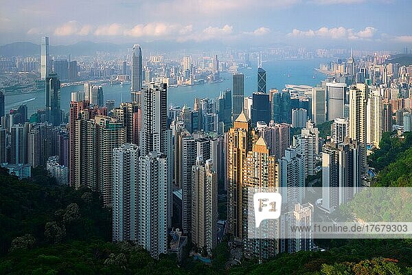 Berühmte Ansicht von Hongkong  Hongkong Wolkenkratzer Skyline Stadtbild Blick von Victoria Peak bei Sonnenuntergang. Hongkong  China  Asien