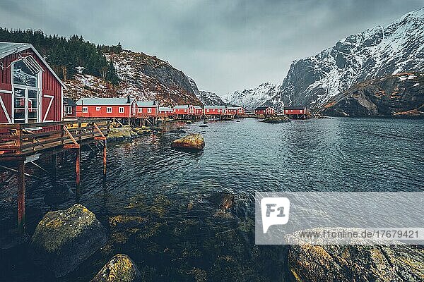 Authentisches Fischerdorf Nusfjord mit traditionellen roten Rorbu-Häusern im Winter. Lofoten Inseln  Norwegen  Europa