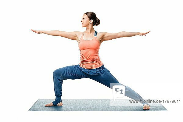 Schöne sportliche fit Yogini Frau Praktiken Yoga Asana Virabhadrasana 2  Krieger Pose 2 vor weißem Hintergrund