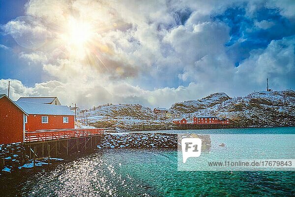 Rote Rorbu-Häuser im Dorf Sakrisoy mit Schnee im Winter. Lofoten Inseln  Norwegen  Europa