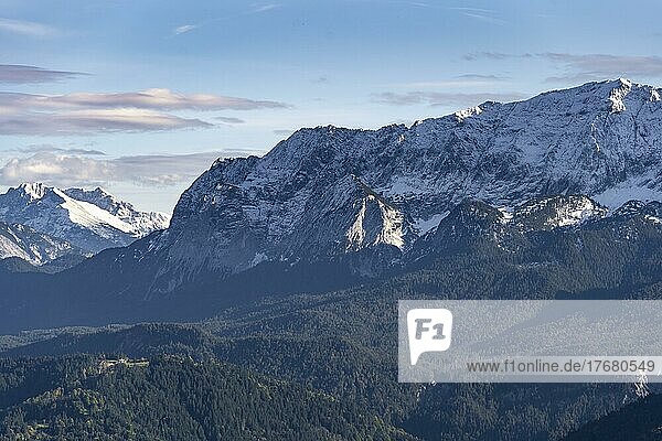 Berge mit Schnee  Berglandschaft  Wettersteingebirge  Abendstimmung  Bayern  Deutschland  Europa