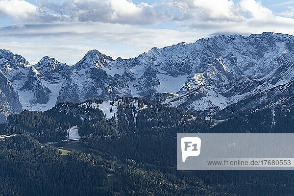 Scharitzspitze und Hundstallkopf  Berge mit Schnee  Berglandschaft  Wettersteingebirge  Abendstimmung  Bayern  Deutschland  Europa