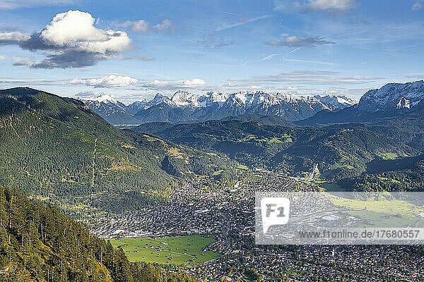 Wanderung zur Kramerspitz  Blick über Garmisch-Partenkirchen und Wettersteingebirge  Bayern  Deutschland  Europa