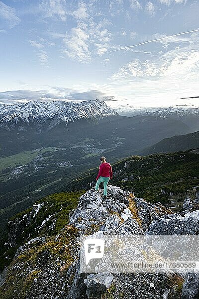 Junge Wanderin an der Kramerspitz  hinten Wettersteingebirge und Zugspitze  Bayern  Deutschland  Europa