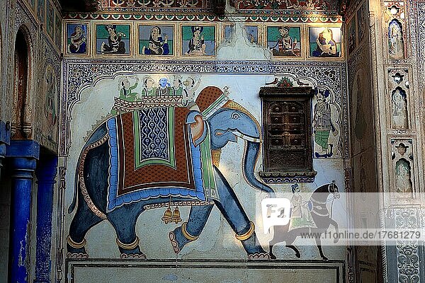 Indien  Rajasthan  gemalter Elefant an der Fassade des Snehi Ram Ladia Haveli in der Altstadt von Mandawa  Sneh Ram Ad A Haveli  Gutsherrenhaus mit bemalter Fassade  Nordindien  Indien  Asien