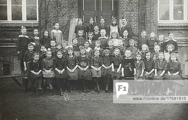 Klassenfoto einer Mädchenschule  Kiel  Deutschland  1917  Historisch  digital restaurierte Reproduktion einer Vorlage aus dem 19. Jahrhundert  Originaldatum unbekannt  Europa