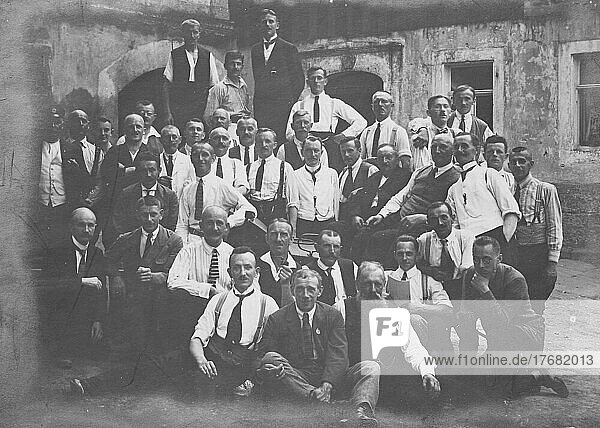 Gruppenfoto einer Männergruppe  1900  Deutschland  Historisch  digital restaurierte Reproduktion einer Vorlage aus dem 19. Jahrhundert  Originaldatum unbekannt  Europa