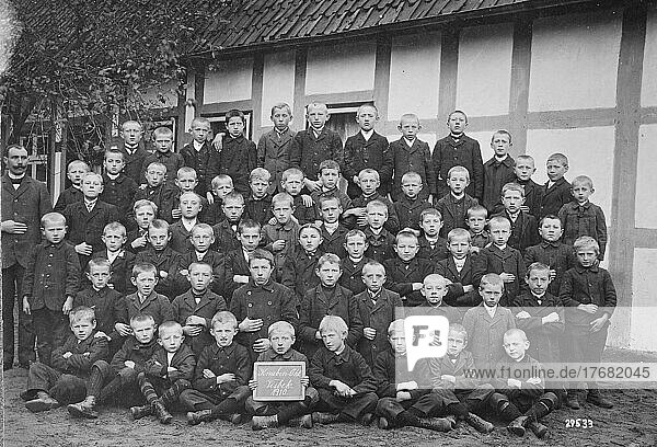 Klassenfoto einer Knabenklasse im Jahre 1910  Breslau  damals Deutschland  Historisch  digital restaurierte Reproduktion einer Vorlage aus dem 19. Jahrhundert  genaues Datum unbekannt