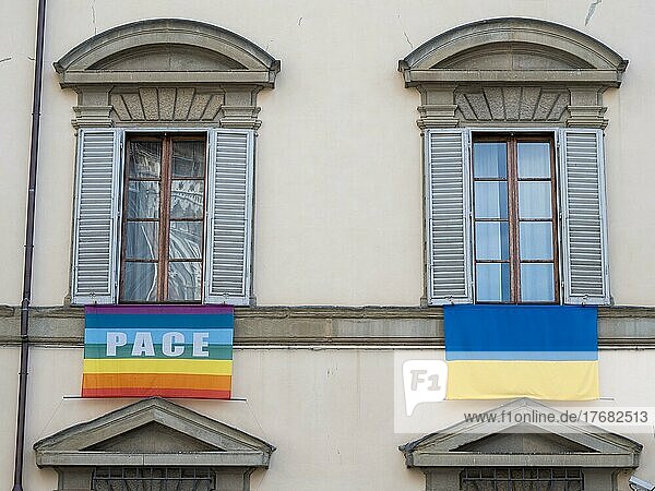 Friedensbotschaft  Fassade mit Flagge der Ukraine und Flagge mit Aufschrift Pace  Florenz  Toskana  Italien  Europa