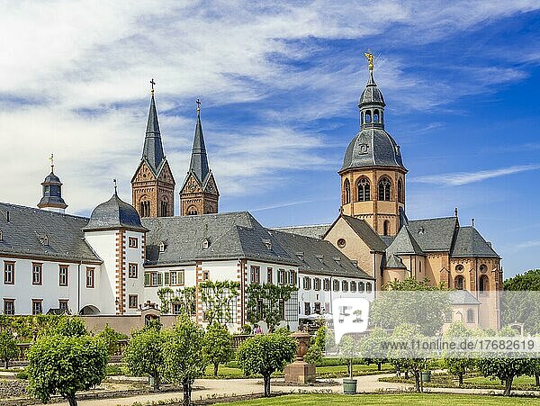 Konventsgarten  Klostergarten an der Einhard-Basilika St. Marcellinus und Petrus  links das Konventsgebäude des Klosters  Seligenstadt  Hessen  Deutschland  Europa