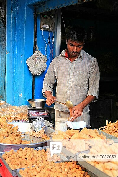Straßenszene in der Altstadt von Bikaner  Mann verkauft gebratene Lebensmittel  Rajasthan  Nordindien  Indien  Asien
