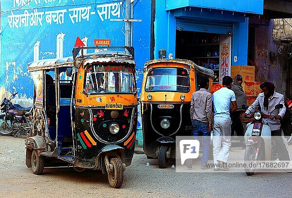 In der Altstadt von Nawalgarh  Auto Rikscha  auto rickshaw  Tuc Tucs  Tuctucs  Rajasthan  Nordindien  Indien  Asien