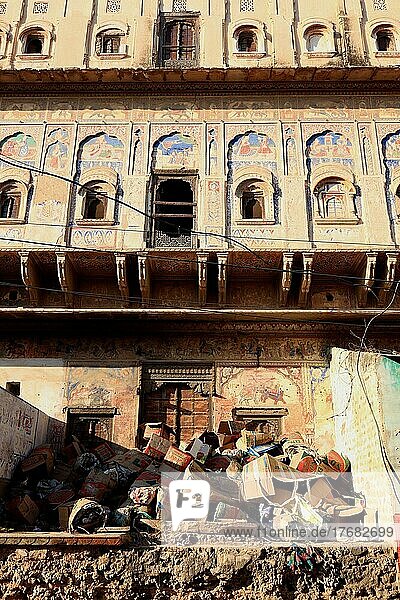 Rajasthan  Mandawa  Straßenszene im Zentrum der Kleinstadt  altes bemaltes Gutsherrenhaus  Haveli  davor jede Menge Müll  Nordindien  Indien  Asien