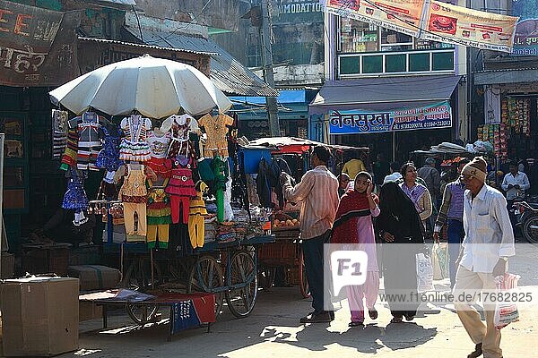 In der Altstadt von Nawalgarh  Marktstände mit Obst und Kleidung in der Innenstadt