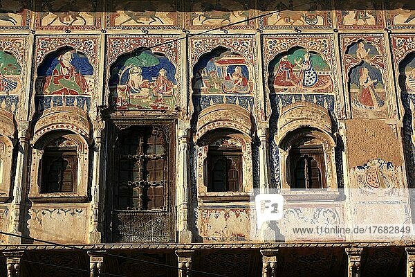 Rajasthan  Mandawa  Straßenszene im Zentrum der Kleinstadt  altes bemaltes Gutsherrenhaus  Haveli  Nordindien  Indien  Asien