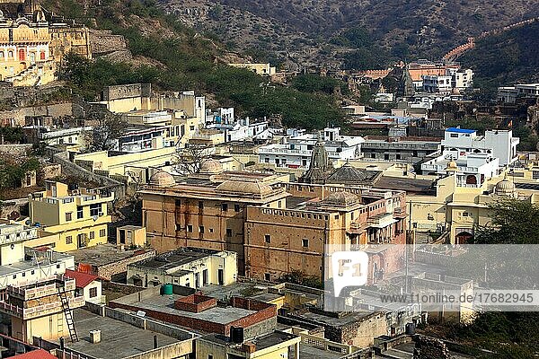 Rajasthan  Blick auf die Häuser der alten Stadt Amber nahe Jaipur  Indien  Nordindien  Asien