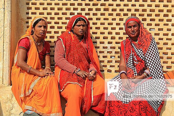 Rajasthan  drei indische Frauen in traditioneller Kleidung  einem Sari  Indien  Nordindien  Asien