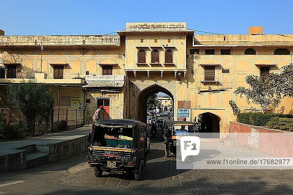 Jaipur  Eingangstor zum Observatorium Jantar Mantar  Rajasthan  Nordindien  Indien  Asien