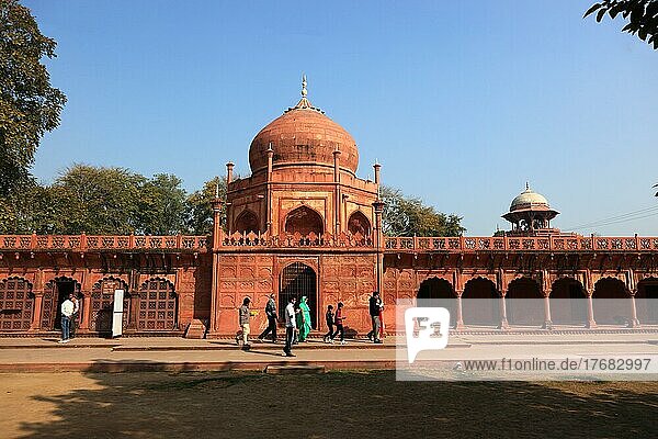 Bundesstaat Uttar Pradesh  Agra  Touristen am Eingangstor  dem West Gate zum Taj Mahal  Nordindien  Indien  Asien
