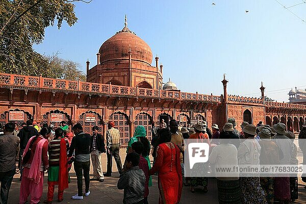 Bundesstaat Uttar Pradesh  Agra  Touristen am Eingangstor  dem West Gate zum Taj Mahal  Nordindien  Indien  Asien