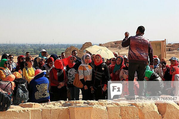 Touristengruppe mit Reiseleiter am Eingang zum Totentempel der Hatschepsut  Hatshepsut  Oberägypten  Ägypten  Afrika