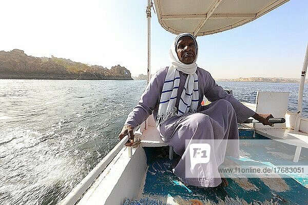 Arabischer Bootsführer  Bootstransfer auf dem Nil  Oberägypten  Ägypten  Afrika