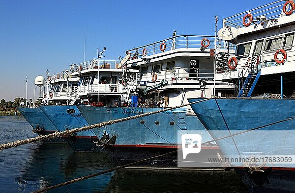 Kreuzfahrtschiffe an der Anlegestelle auf dem Nil  Ägypten  Afrika