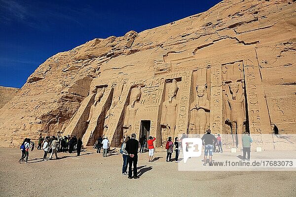 Abu Simbel  auch Abu Simbal  Ebsambul oder Isambul  Touristen fotografieren den Hathor-Tempel  Erinnerung an Nefetari  Oberägypten  Ägypten  Afrika