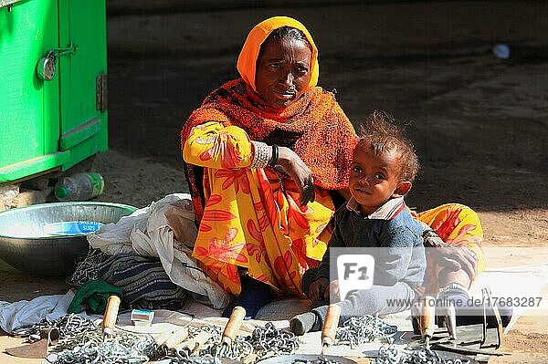 In der Altstadt von Nawalgarh  Frau mit Kleinkind verkauft Eisenwaren und Werkzeuge  Rajasthan  Nordindien  Indien  Asien