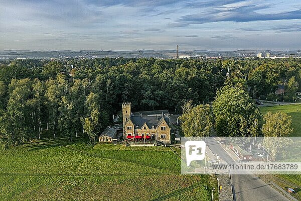 Drohnenaufnahme  Drohnenfoto  historisches altes Fährhaus Kleinzschachwitz  Biergarten Elbidyll  an der Elbfähre  Dresden  Sachsen  Deutschland  Europa
