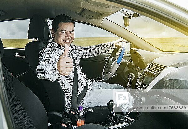 Mann in seinem Auto  der die Daumen nach oben streckt  glücklicher Mann in seinem Auto  Porträt eines Mannes  der beim Fahren die Daumen nach oben streckt