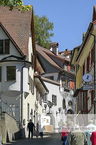 Alte Häuser mit Schornsteinen und Dachgauben  der steile Weg zur Oberstadt  Meersburg  Bodensee  Baden-Wüttemberg  Deutschland  Europa
