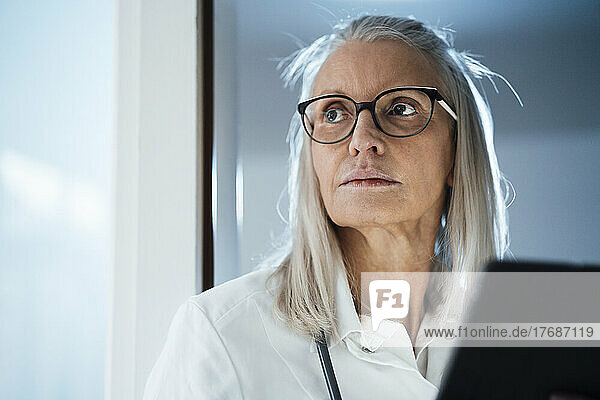 Betrachtung einer Ärztin mit Brille im Krankenhaus