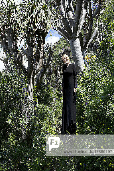 Große Frau steht inmitten von Bäumen im Wald auf Gran Canaria  Kanarische Inseln  Spanien