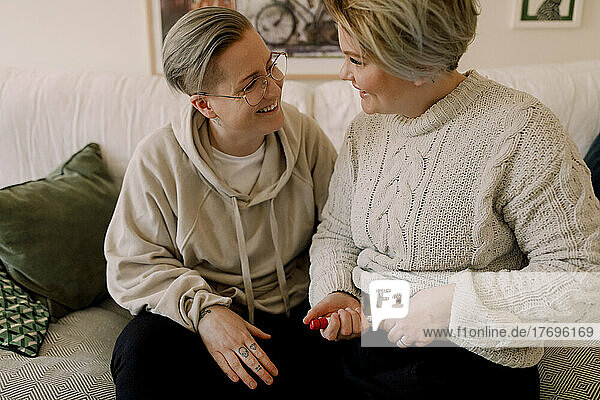 Glückliches lesbisches Paar  das sich bei einem IVF-Test gegenseitig ansieht