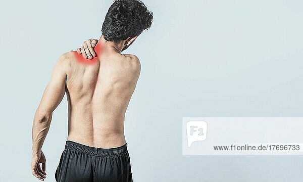 Shirtless Mann mit Nackenschmerzen  Mann mit Nackenschmerzen auf isoliertem Hintergrund  Nackenschmerzen und Stress Konzept  Mann mit Nackenmuskelschmerzen